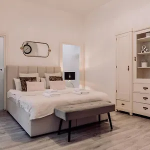 Wenceslas Square / Main Station - New Studio***** Apartament