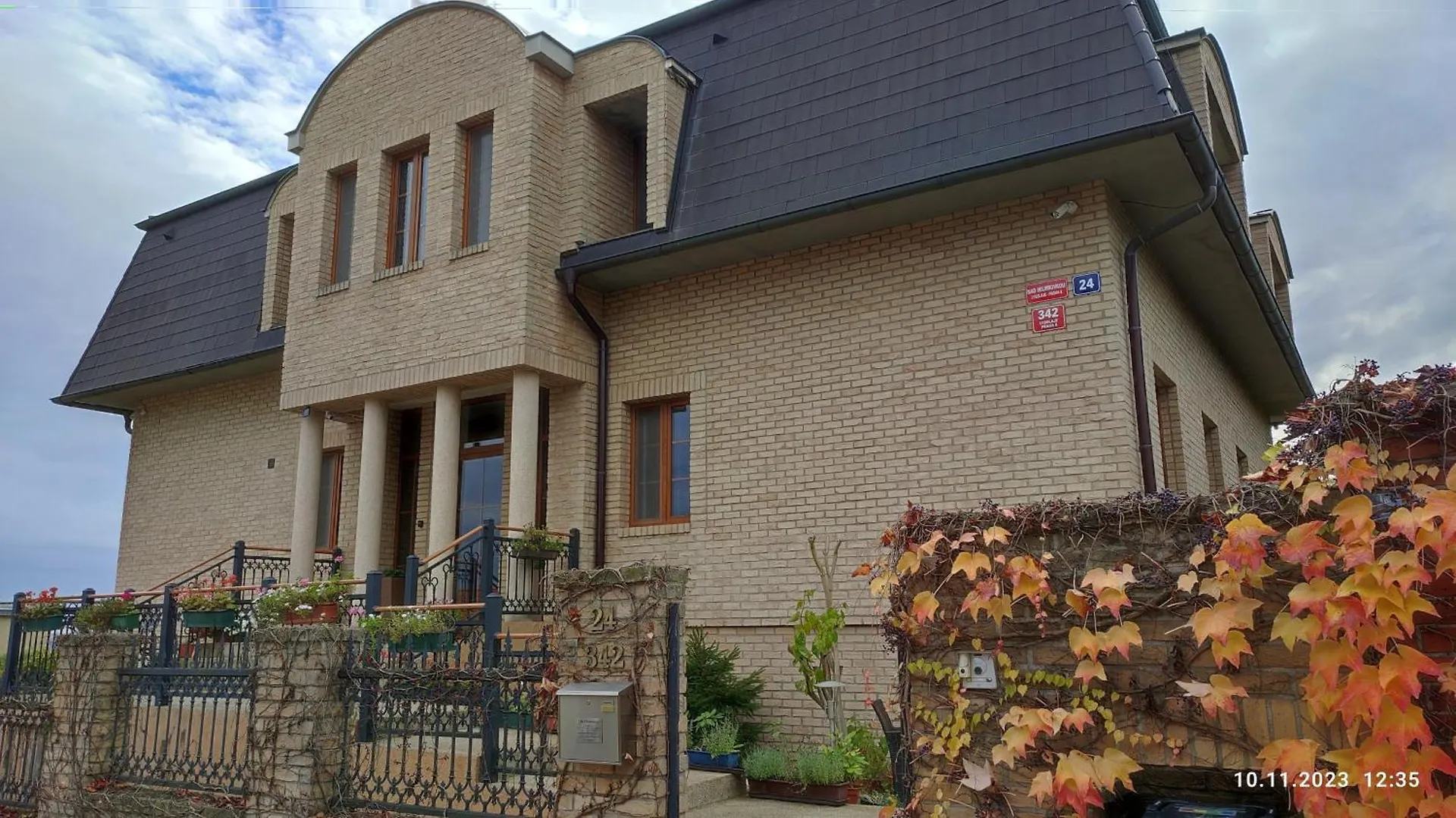 Villa Homestay Nad Helmrovkou contacts
